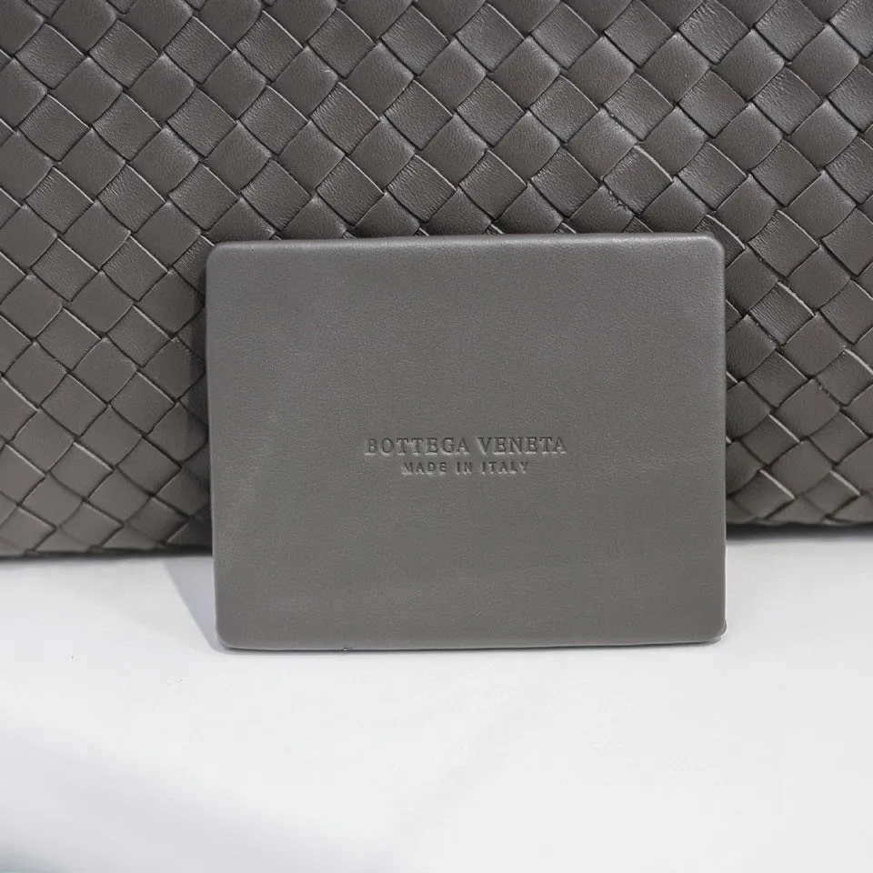 460 BOTTEGA VENETA 2020 early autumn new woven lambskin storage bag. This handbag is slim and compact, but has ample space. It is made of high-grade lambskin material and handmade using the iconic INTRECCIATO leather weaving process. The interior is equipped with 1 zipper pocket and 6 card pockets. The interior is lined with imported coffee-colored brushed cloth and equipped with leather zipper pullers. Size: 30*20 Model: 80-3